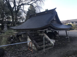 東日本大震災で倒れた鐘楼堂の様子 栃木県芳賀町
